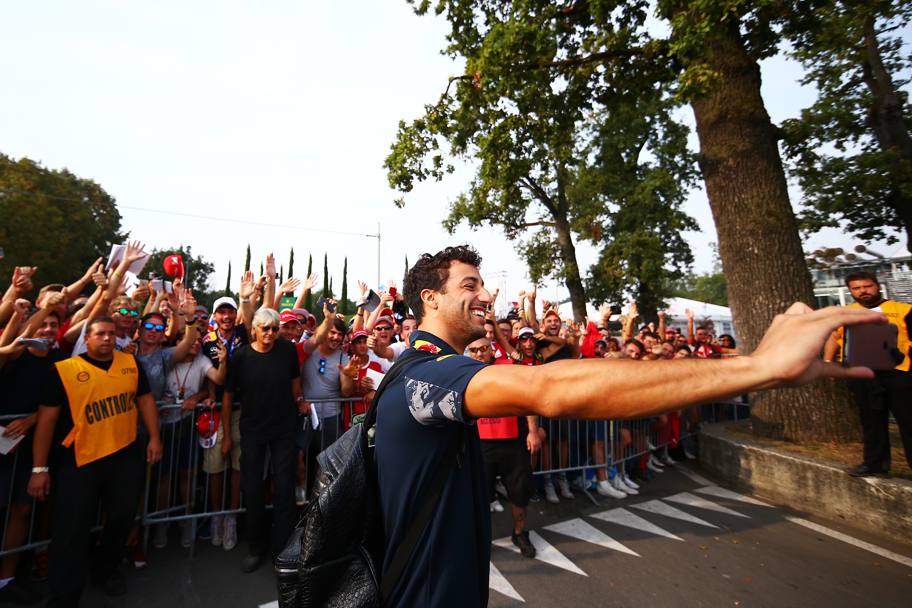Daniel Ricciardo si fa un selfie coi tifosi italiani all'arrivo all'autodromo di Monza. Getty